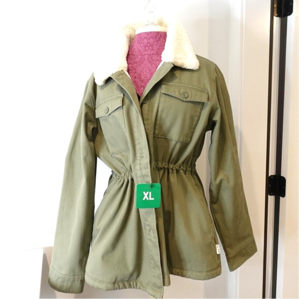 Green Jacket Shirt/Drawstring waist and pockets in n out